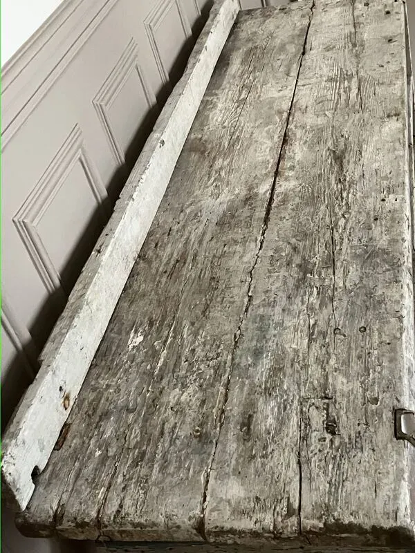 Illustration numéro 2 du produit Ancien établi, meuble de métier en bois et métal