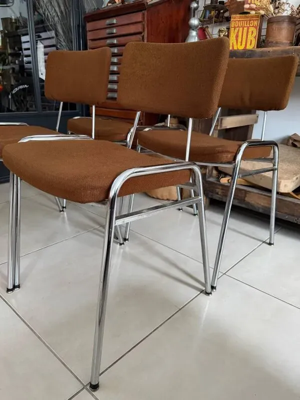 Illustration numéro 2 du produit Lot de 4 chaises chromées vintage