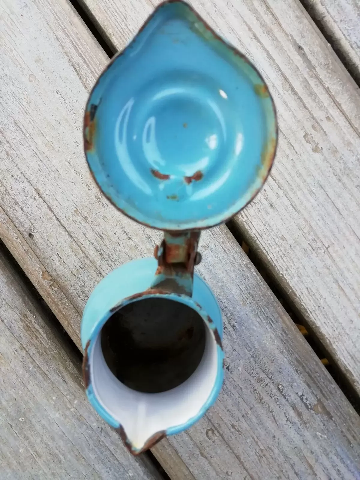 Illustration numéro 2 du produit Pichet en tôle émaillée