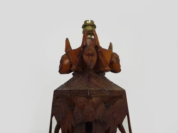 Illustration numéro 2 du produit Ancienne grande lampe École Malgache et Tannarive en bois sculpté. Art Déco