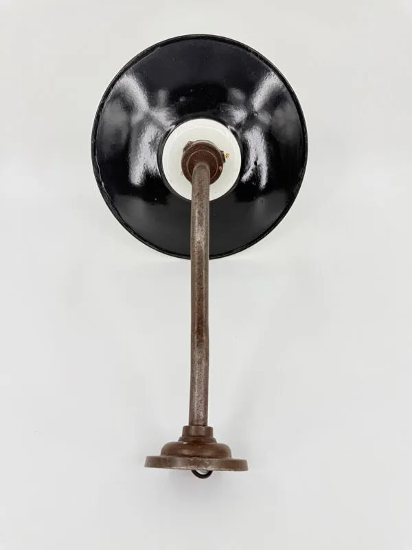 Illustration numéro 2 du produit Lampe de cour