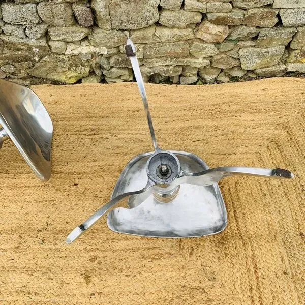 Illustration numéro 2 du produit Paire de tabourets en aluminium