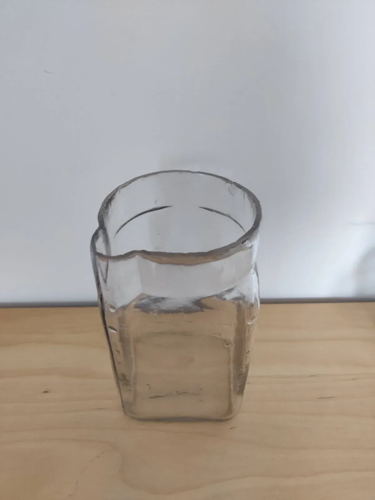 Illustration numéro 2 du produit Vase, bocal ancien en verre soufflé