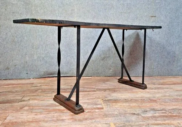 Illustration numéro 2 du produit console / table de style industriel, pleine de caractère.