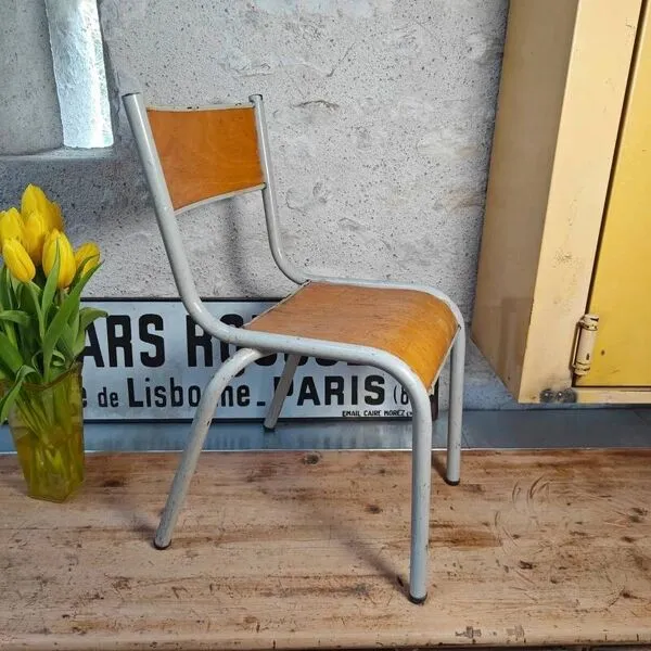 Illustration numéro 2 du produit Chaise d'écolier vintage