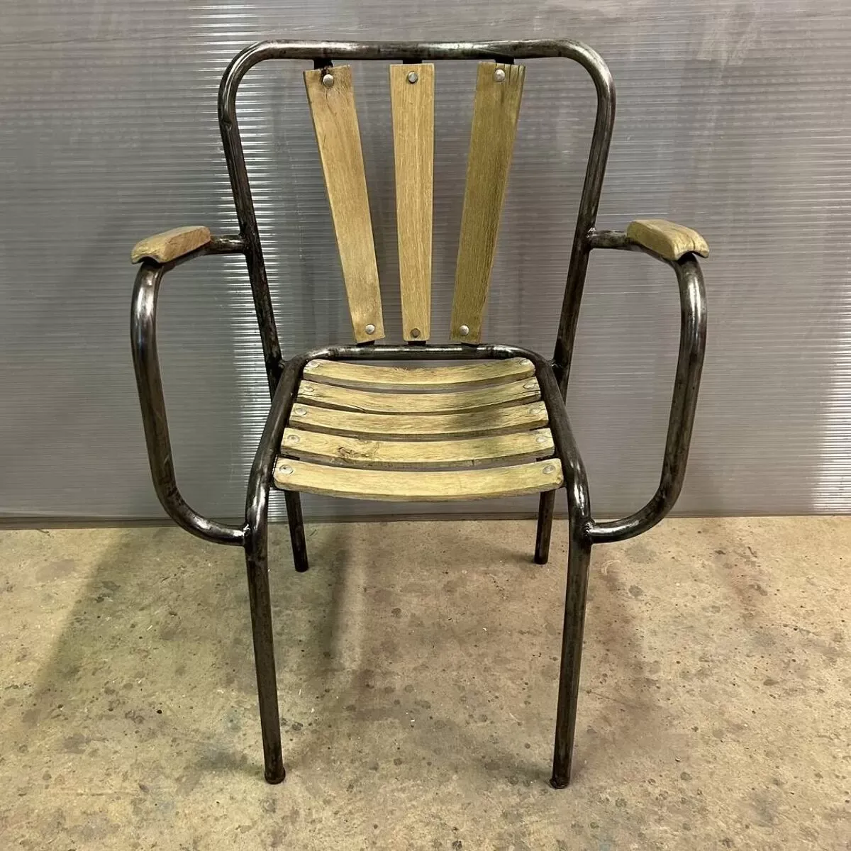 Illustration numéro 2 du produit Fauteuil industriel en métal et bois