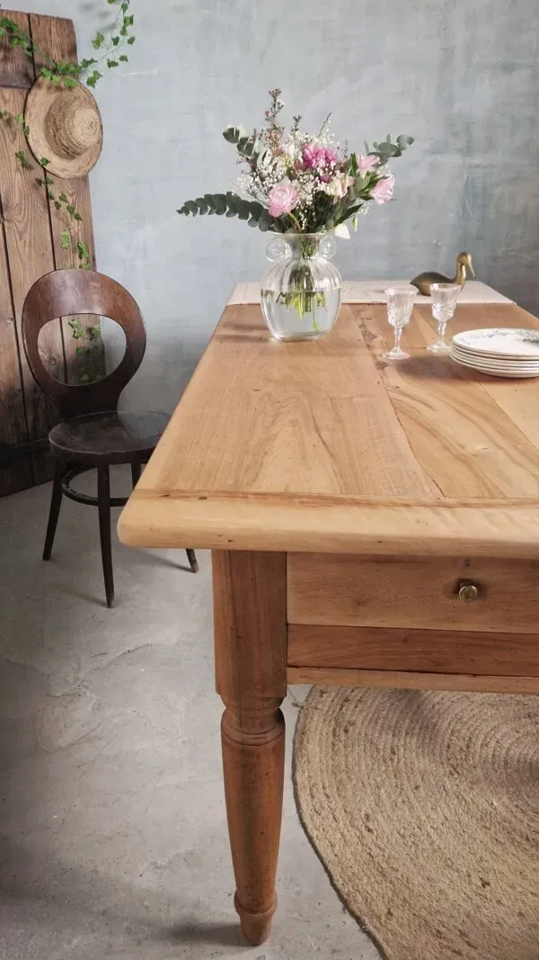 Illustration numéro 2 du produit Table en noyer massif