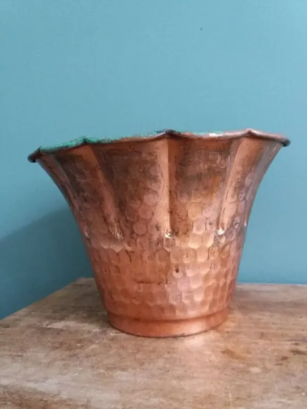 Illustration numéro 2 du produit Cache pot en cuivre martelé Lecellier Villedieux