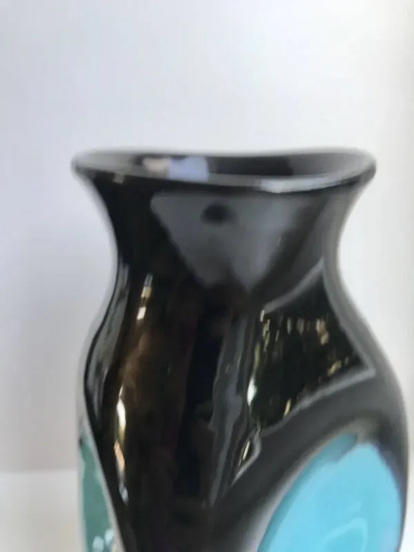 Illustration numéro 2 du produit vase design forme libre en céramique noir et bleu années 70
