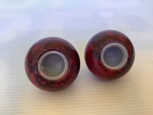 Illustration numéro 2 du produit Sel et poivre goutte style marbre rouge