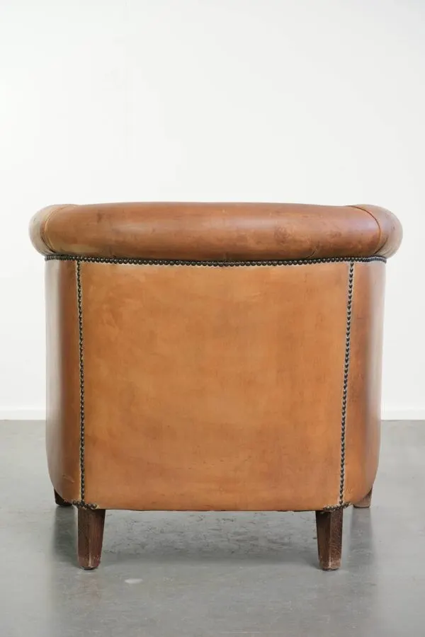 Illustration numéro 2 du produit Fauteuil club en peau de mouton vintage dans une belle couleur cognac clair.