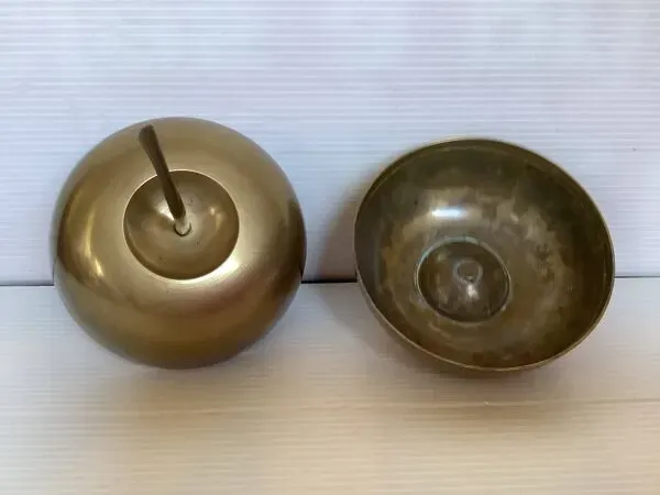 Illustration numéro 2 du produit Vide poche boîte pomme en laiton