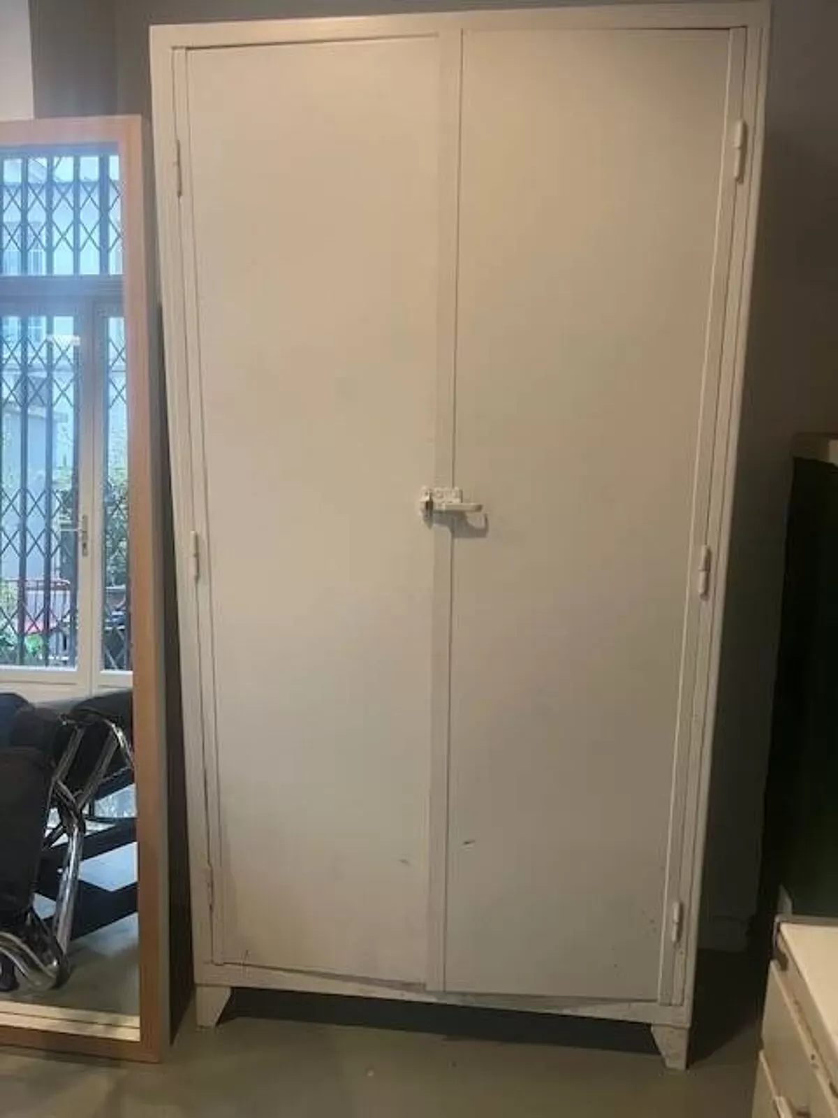 Illustration numéro 2 du produit Armoire métallique d'atelier vintage