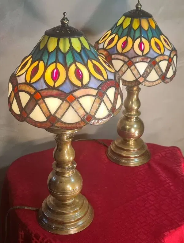 Illustration numéro 2 du produit Paire de lampes en laiton anciennes en verre style Tiffany