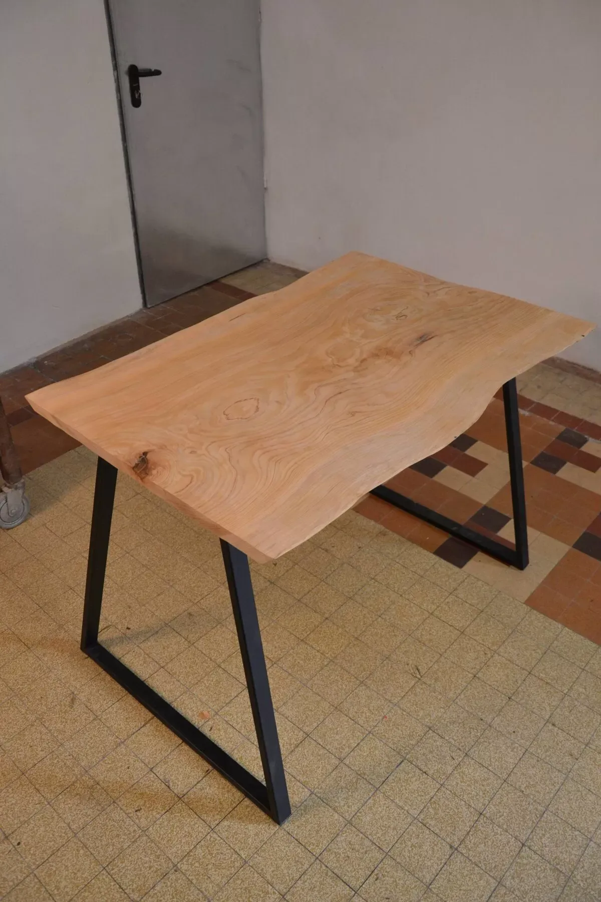 Illustration numéro 2 du produit Table design industriel 4p