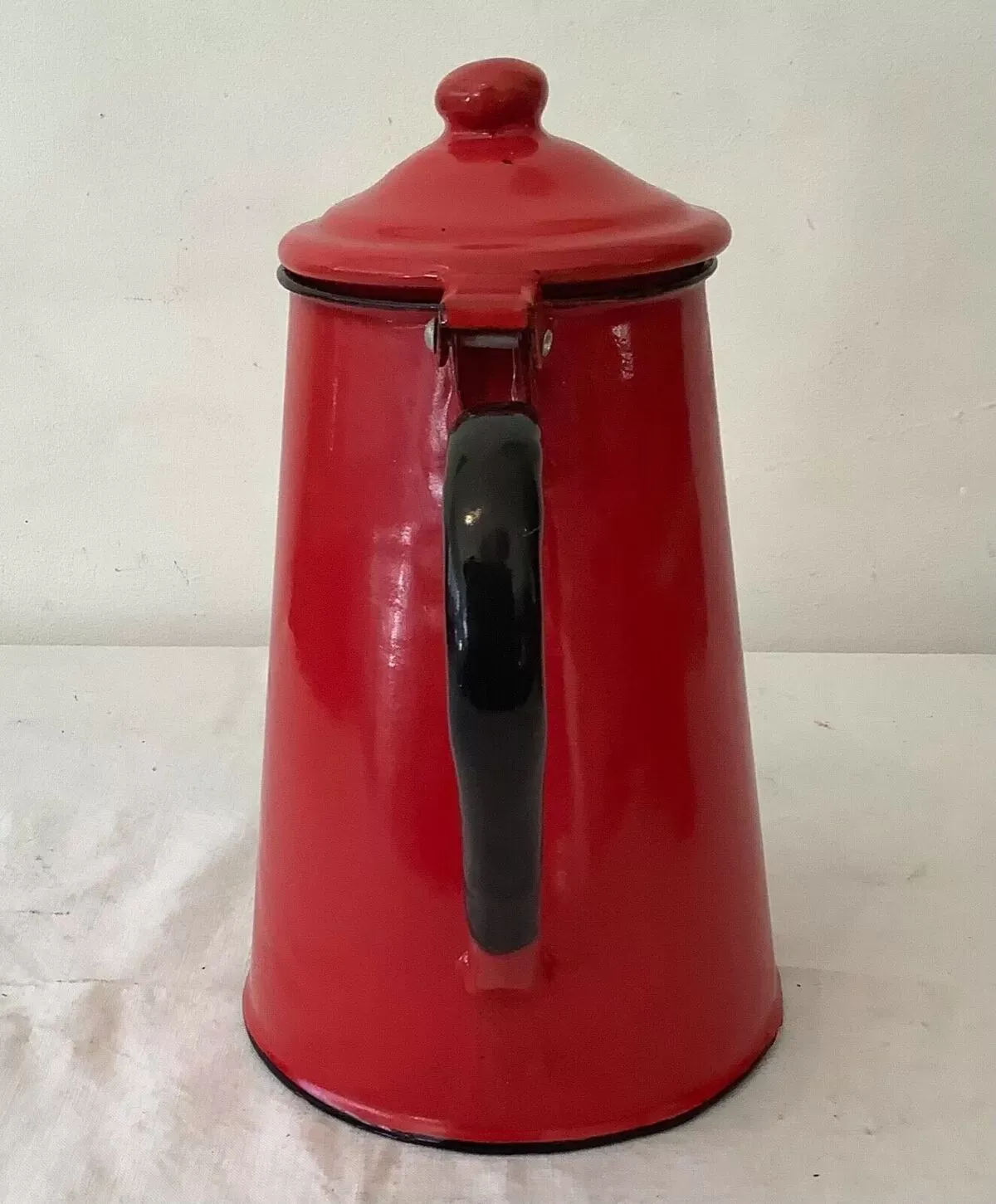 Illustration numéro 2 du produit Cafetière vintage 1950 en tôle émaillée rouge