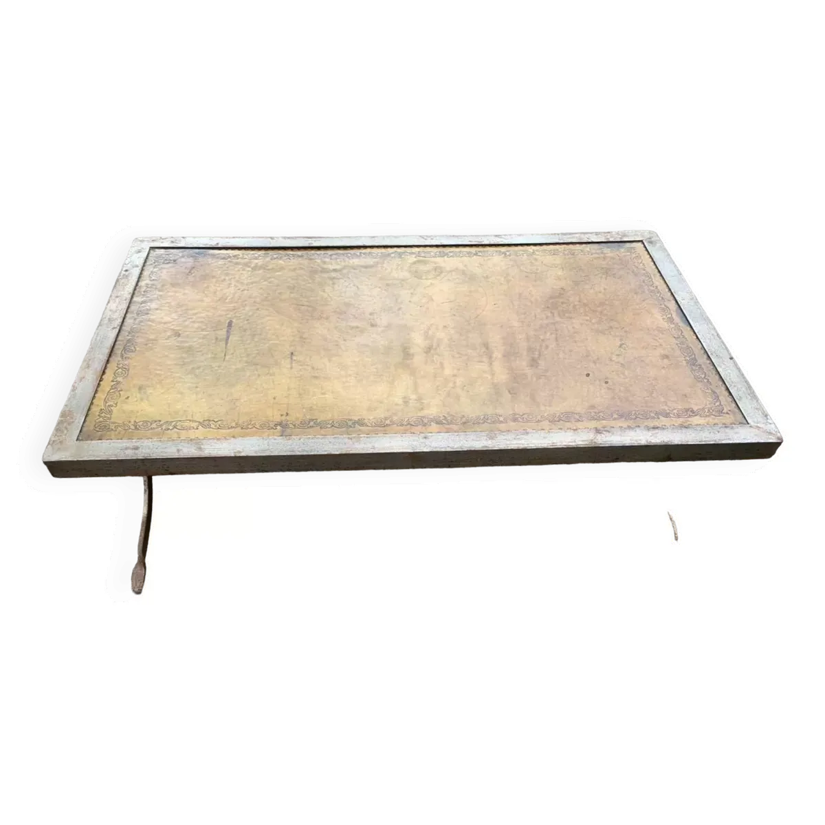 Illustration numéro 2 du produit Table basse industrielle en fer forgé argenté et cuir année 70