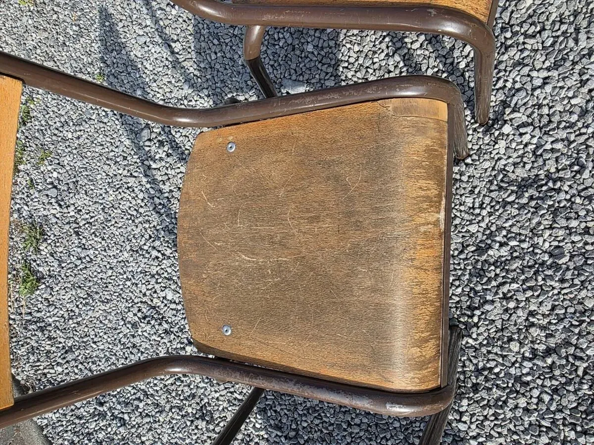Illustration numéro 2 du produit 11 chaises d'école des années 70