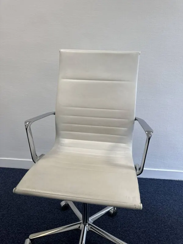 Illustration numéro 2 du produit Fauteuil ICF cuir blanc vintage