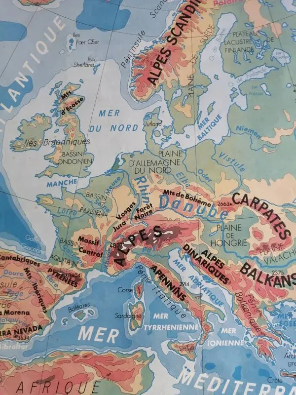 Illustration numéro 2 du produit Carte scolaire vintage mdi: Afrique-Europe physique.