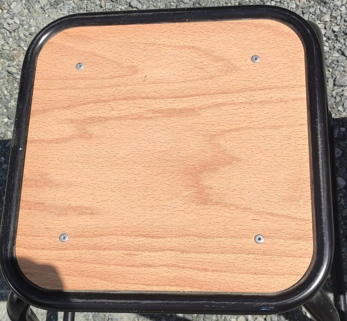 Illustration numéro 2 du produit Paire de tabourets vintage d'atelier industriels