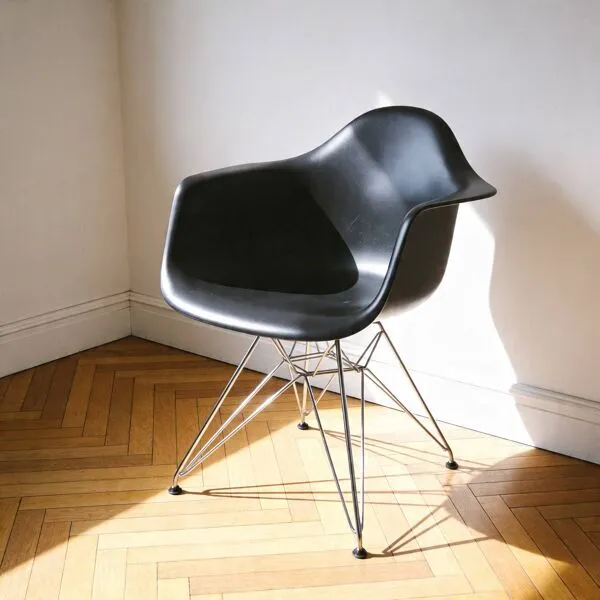 Illustration numéro 2 du produit Fauteuil DAR, Charles & Ray Eames