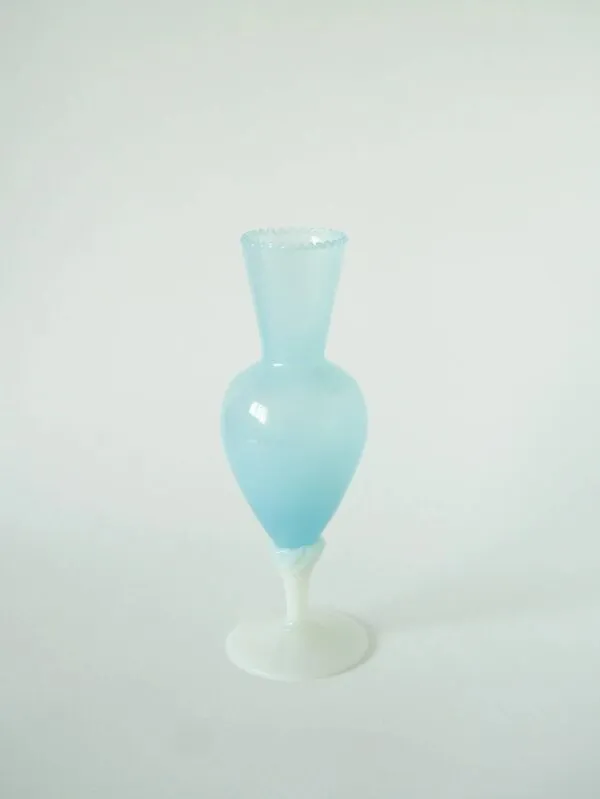 Illustration numéro 2 du produit Vase en opaline pieds torsadé, bleu ciel et blanc, 1960