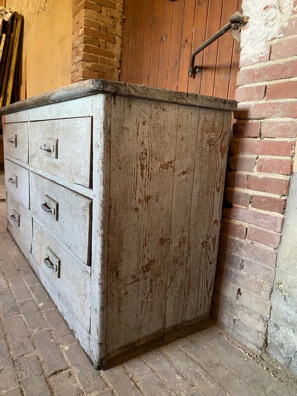 Illustration numéro 2 du produit Meuble de métier en bois patiné