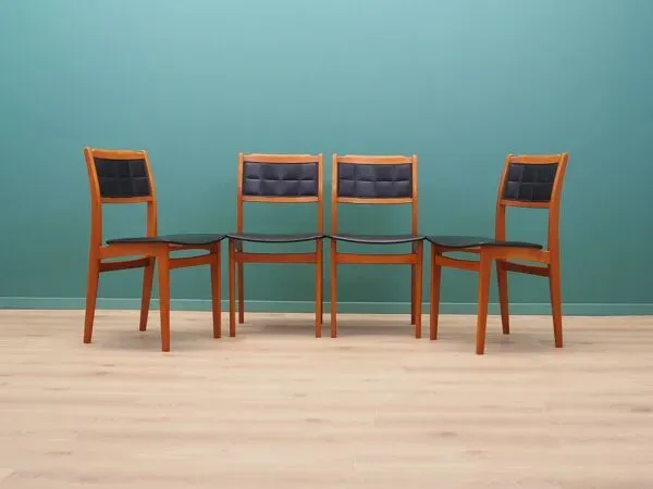 Illustration numéro 2 du produit Ensemble de quatre chaises en hêtre, design danois, années 1970, production : Danemark