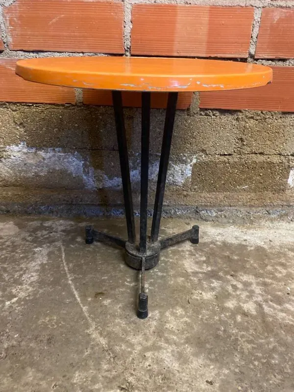 Illustration numéro 2 du produit Table bistrot ancienne pied fonte noir + plateau bakélite orange 50’s