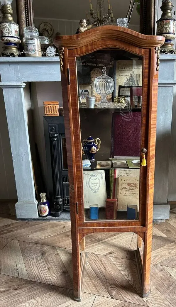 Illustration numéro 2 du produit Petite vitrine Louis XVI en marqueterie