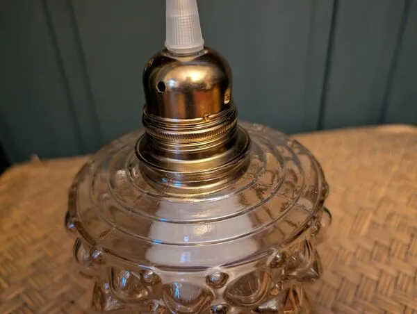 Illustration numéro 2 du produit Abat-jour en verre moulé relief géométrique années 70