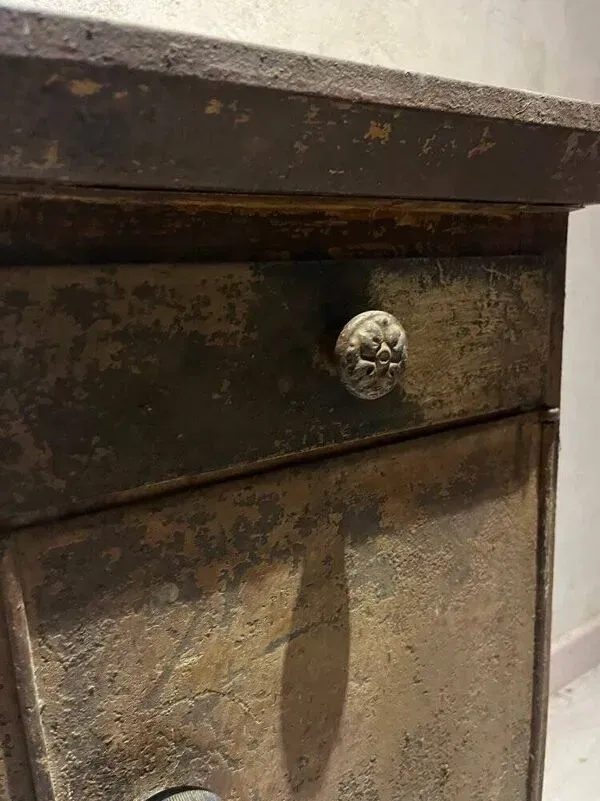 Illustration numéro 2 du produit Meuble en métal riveté table de chevet