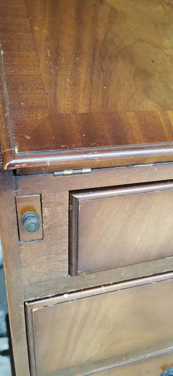 Illustration numéro 2 du produit Bureau secrétaire ancien en bois – abattant, cuir, clé