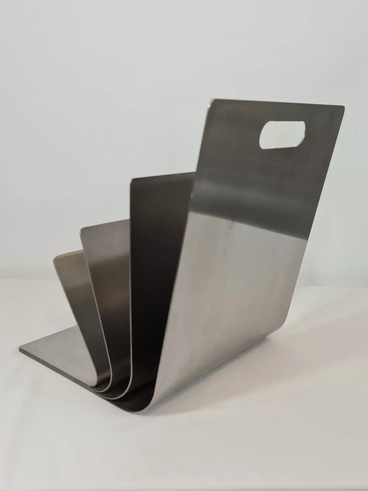 Illustration numéro 2 du produit Porte revues en acier inoxydable par Xavier Féal pour Inox industrie  1970s