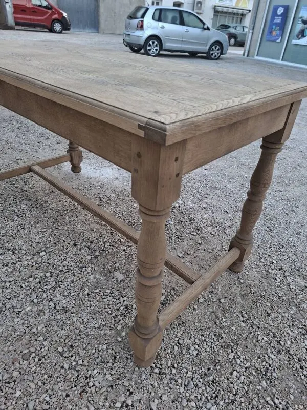 Illustration numéro 2 du produit Table de ferme en chêne massif entièrement Aérogommer