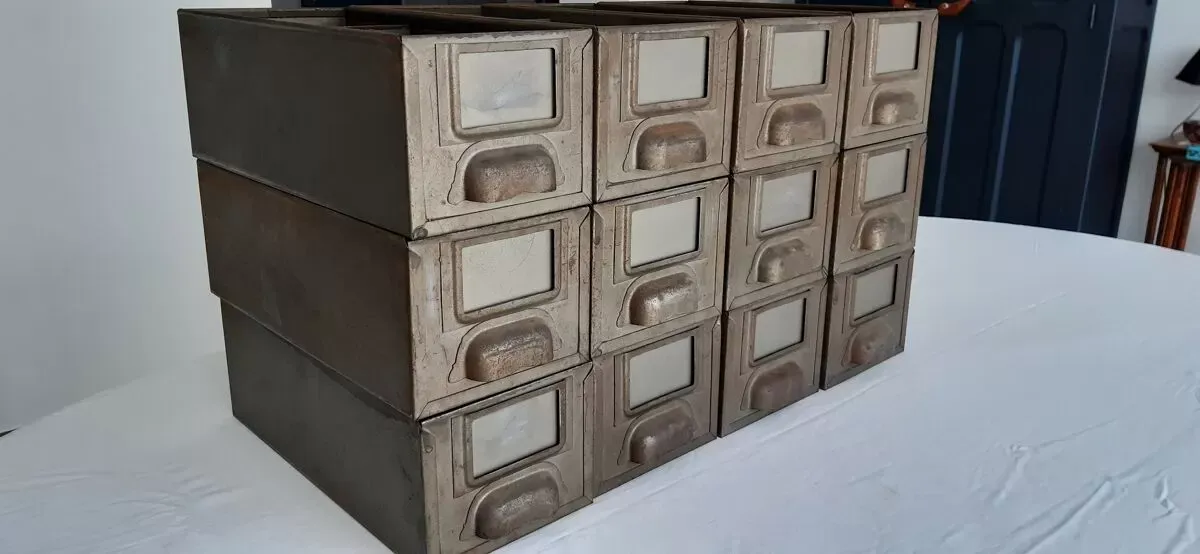 Illustration numéro 2 du produit Casiers tiroirs industriels métalliques années 60