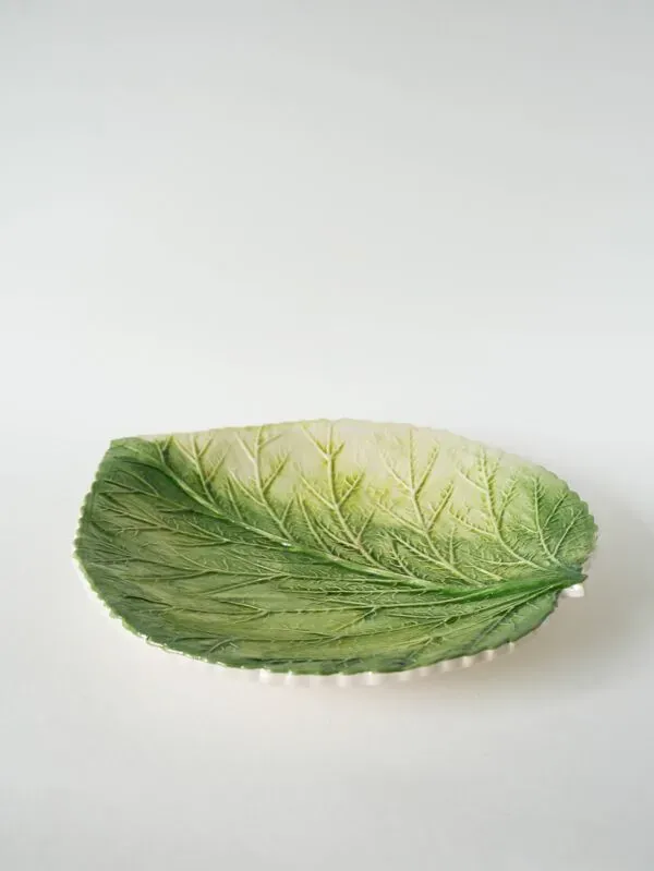 Illustration numéro 2 du produit Grand plat / coupe en barbotine, modèle Feuille, Signée, 1970