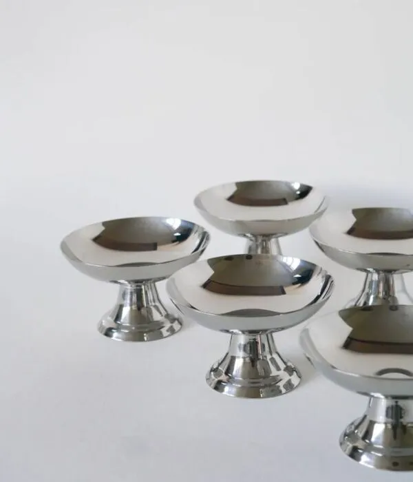 Illustration numéro 2 du produit Lot de 6 coupes en inox hautes, pieds large, Design, 1970 - 6 X 9 cm