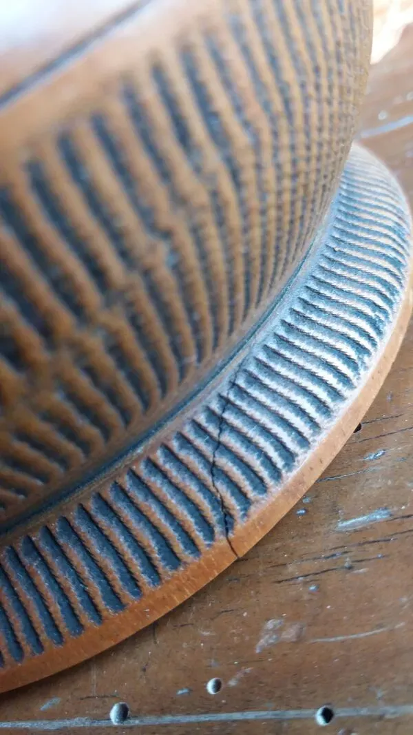 Illustration numéro 2 du produit Pot à tabac, boite en bois tourné, ciselée et peinte, années 20 ou 30