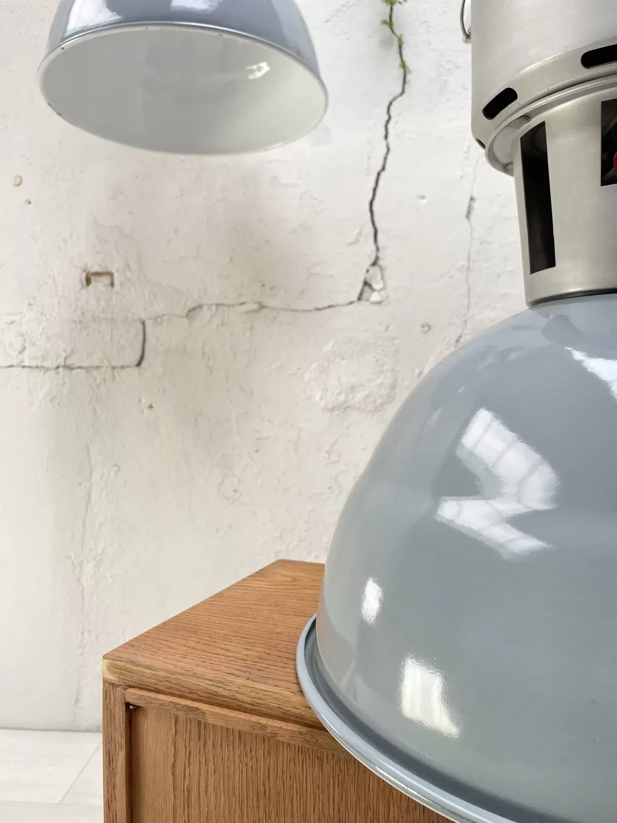 Illustration numéro 2 du produit Paire de lampes industrielles.