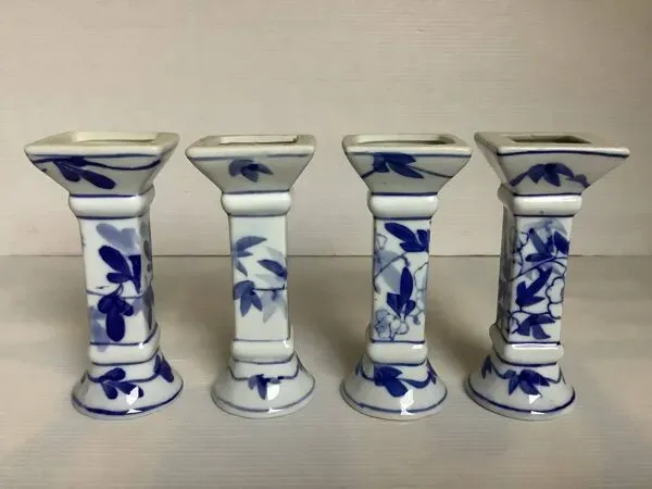 Illustration numéro 2 du produit Quatre bougeoirs aux motifs bleus