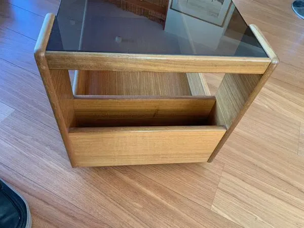 Illustration numéro 2 du produit Table basse bar danoise en teck massif et verre fumé, années 50-60