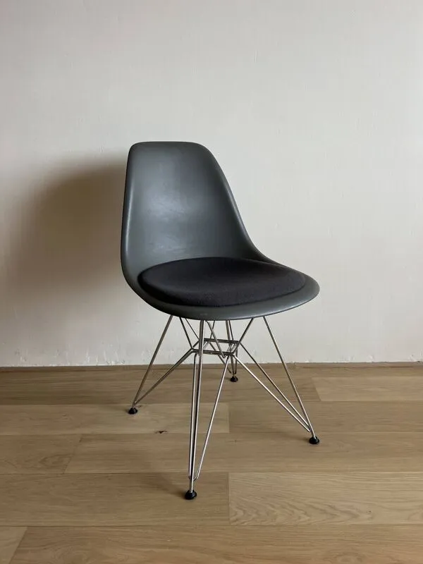 Illustration numéro 2 du produit Lot 4 chaises Eames DSR Vitra originales – avec coussin