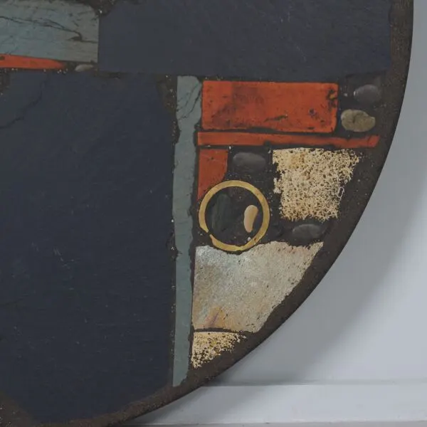 Illustration numéro 2 du produit Table basse ronde par Paul Kingma dans des teintes terreuses, marquée Kingma 1978, Ø99 cm