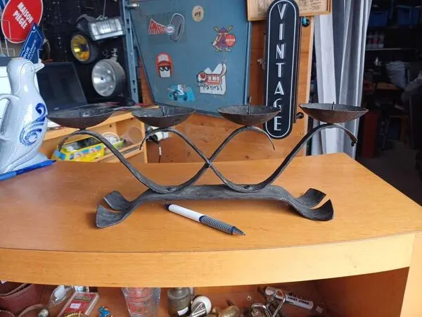 Illustration numéro 2 du produit Bougeoir 4 feux en fer forgé artisanal - Style Brutaliste