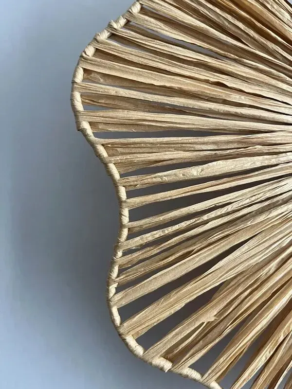 Illustration numéro 2 du produit Applique fleur en raphia tressé – 40×9 cm