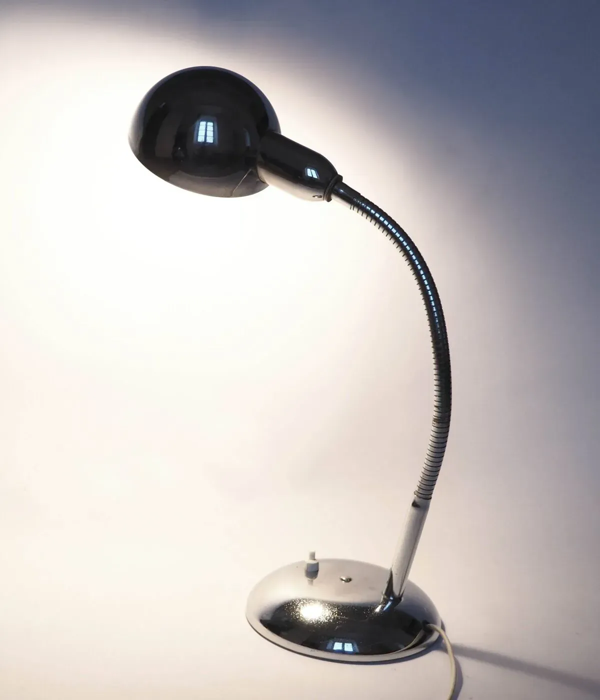 Illustration numéro 2 du produit Lampe de bureau flexible Jumo chrome