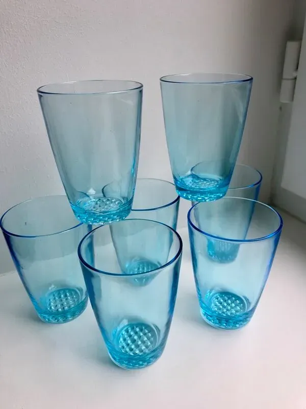 Illustration numéro 2 du produit Lot de 7 verres à eau made in france en verre bleu années 70