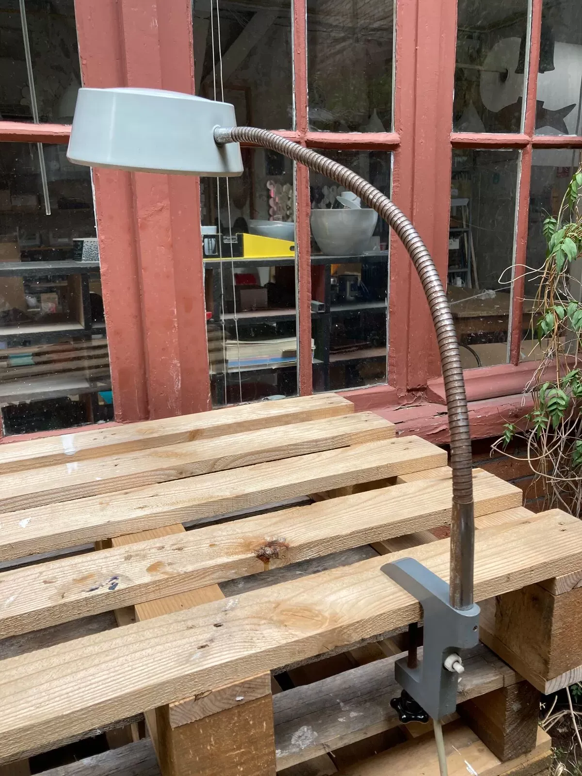 Illustration numéro 2 du produit Lampe d'atelier sur flexible métallique annelé